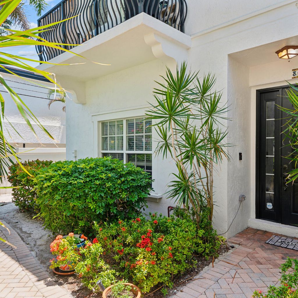 295 Northeast 5th Avenue, Unit 30